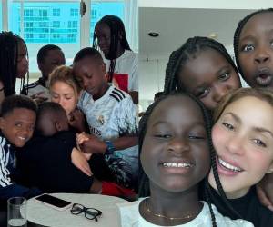Estos últimos días han estado llenos de un amor inexplicable, escribió la artista colombiana junto con varias imágenes de la convivencia con los niños del grupo ugandés Ghetto Kids.