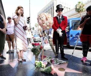 Los fans colocaron flores en la estrella de Olivia Newton-John en el Paseo de la Fama de Hollywood en California.