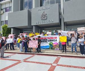 Miembros de organizaciones lencas protestaron frente a las instalaciones de la Corte Suprema de Justicia.