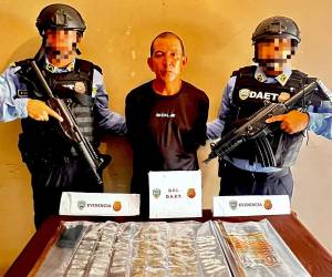 Erick Geovany Bonilla Castillo, custodiado por dos agentes policiales, al igual que la evidencia de las drogas con las que fue capturado.