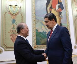 Maduro recibió a Qiu Xiaoqi en el palacio de Miraflores.