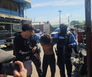 Los equipos de la División Anti Extorsión y Asociaciones Terroristas (DAET), ejecutaron el operativo en la aldea Monterrey del municipio de Choloma, donde capturaron a los dos mareros.