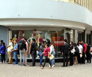 Miles de personas en Honduras buscan una oportunidad de empleo.