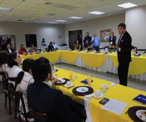 Periodistas, ejecutivos de instituciones bancarias y miembros de la sociedad civil participaron en el conversatorio sobre los fideicomisos utilizados para administrar programas y proyectos.
