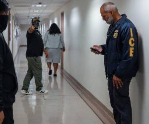 Agentes del Servicio de Inmigración y Control de Aduanas de Estados Unidos (ICE) fueron vistos afuera de las salas de los tribunales de inmigración en el Edificio Federal Jacob K. Javits en Nueva York, Nueva York, EE. UU., el 19 de mayo de 2026. Un juez federal de Nueva York prohibió la mayoría de los arrestos federales dentro y alrededor de tres edificios de tribunales de inmigración de Manhattan, excepto en circunstancias excepcionales.