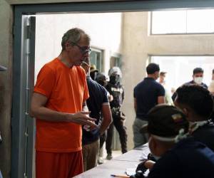 Fotografía tomada de la cuenta en X del presidente de Ecuador, Daniel Noboa, del exvicepresidente de Ecuador Jorge Glas Espinel a su llegada este lunes, a la cárcel del Encuentro, en Santa Elena (Ecuador).