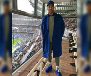 El defensor blanco llegó vestido de esta forma a ver el partido que el real Madrid perdió este sábado ante el Villarreal.