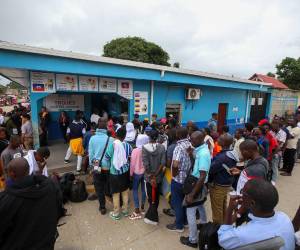 Los migrantes se instalan en parques y calles de Trojes. Allí comen (cuando tienen dinero o les regalan), duermen y hasta hacen sus necesidades al aire libre. Hay niños, jóvenes y adultos mayores.