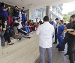 Ante la falta de pago del salario-beca los médicos residentes realizan medidas de presión.