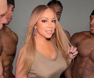 La artista neoyorquina Mariah Carey compartió en una reciente entrevista con Harper’s Bazaar UK que su enfoque para mantenerse joven no requiere tratamientos ni productos costosos: simplemente, se basa en la negación del paso del tiempo.