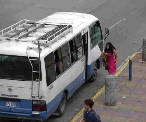 Pasajeros denuncian asaltos recurrentes en buses de la ruta El Carmen-Centro en San Pedro Sula.