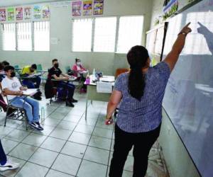 Son más de 65,000 profesores que laboran en el sistema educativo público que están a la espera de un reajuste salarial.