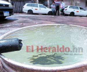 Los pobladores deben pagar más de 40 lempiras por barril para llenar sus recipientes con el líquido vital y así sobrevivir.