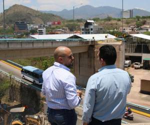 Este viernes 15 de mayo el titular de la SIT, Aníbal Ehrler y el alcalde capitalino, Juan Diego Zelaya, ordenaron el inicio de la reconstrucción del puente a desnivel Juan Manuel Gálvez. Una Infraestructura que colapsó el 5 de abirl de 2025.