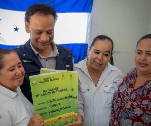 El ministro-director del Instituto Nacional Agrario (INA), Javier Talabera, entregó los títulos de propiedad a las mujeres que se dedican a la producción en la zona oriental de Honduras.