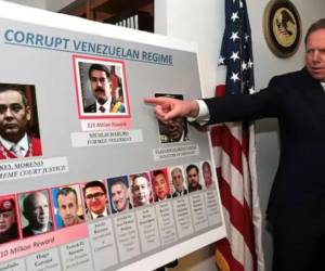 Luego de que el Gobierno de EE.UU. designara al Cartel de los Soles como organización terrorista extranjera (FTO), el Departamento de Justicia estadounidense dio un giro en el plano judicial al rebajar esa figura a un sistema de clientelismo y eliminar al presidente de Venezuela, Nicolás Maduro, como líder de ese grupo narcotraficante.