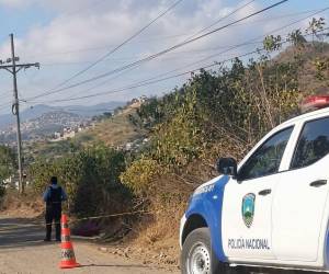 El cuerpo estaba tirado a un lado de la calle.