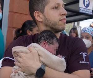 El doctor Germán Somoyar protagonizó un acto de valentía en medio del terremoto que estremeció Colombia, mientras el personal y pacientes evacuaban el edificio de seis pisos del hospital él decidió que no abandonaría el lugar sin sus pequeños pacientitos. Las imágenes de los pequeños Mateo y Salomón en sus brazos han conmovido a Colombia.