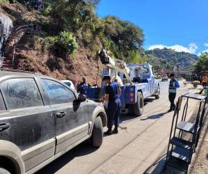 Vehículos ubicados en zonas prohibidas son decomisados durante operativos que buscan restablecer el orden vial en Tegucigalpa y Comayagüela.