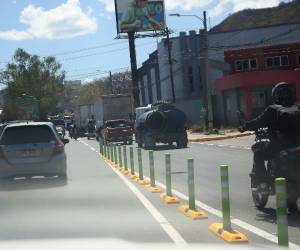 La AMDC colocó polines en varios tramos de la carretera para ordenar el tráfico, lo que no se ha reflejado en una circulación rápida de los vehículos, ya que la rotonda elimina un carril en cada lado de la rotonda.