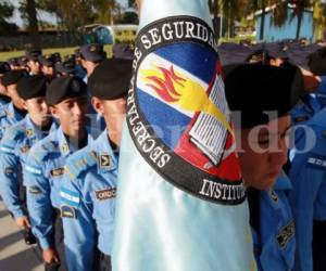 La formación es continua y suelen realizarla hasta tres veces al día. En la imagen lucen el uniforme policial, que será utilizado al egresar.(Foto: Alex Pérez/ El Heraldo Honduras/ Noticias de Honduras)