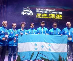 Los cuatro estudiantes hondureños, junto a los delegados que los acompañaron para participar por primera vez Olimpiada Internacional de Física.