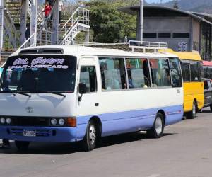 Mientras esa condición no se cumpla, el pasaje del transporte urbano en la capital continuará cobrándose al precio actual, a pesar de la tendencia a la baja en los carburantes.