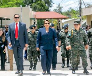 La presidenta Xiomara Castro en compañía del secretario privado Héctor Manuel Zelaya, visitó el Cuartel General del Ejército, donde conoció lo relacionado a la formación de los oficiales de las Fuerzas Armadas.