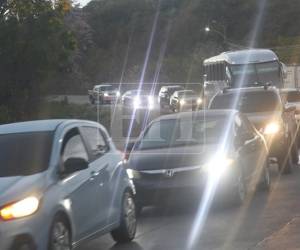 Vehículos avanzaban a paso lento aunque constante durante la madrugada en la salida al sur del Distrito Central, donde inició la aplicación del plan municipal “Pulso Vial” para ordenar la circulación.