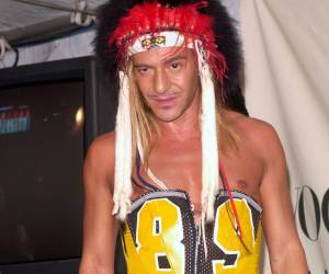 John Galliano ha decidido retirarse de la exposición que el Metropolitan Museum of Art preparaba sobre su trayectoria para el Met Gala 2027, tras semanas de críticas por su pasado antisemita.