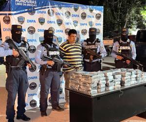 Los paquetes de supuesta cocaína fueron encontrados en compartimientos ocultos dentro de un vehículo interceptado en Olancho.