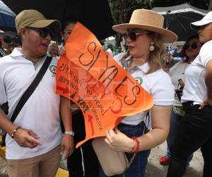 Docentes afiliados a la FOMH se concentraron este martes -2 de junio- frente a Casa Presidencial para exigir el cumplimiento del reajuste salarial aprobado por el Congreso Nacional. ¿Por qué no pagar? Si ya es ley cuestionan entre consignas.