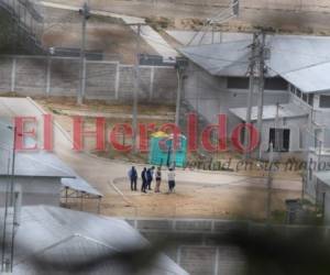 Las autoridades del centro, junto a fiscales del MP y militares, realizaron un recorrido por el centro penal de Siria en El Porvenir. Foto: Alex Pérez/EL HERALDO.