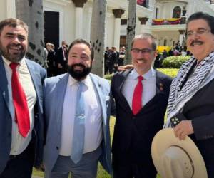Las visitas oficiales a Venezuela crecicieron considerablemente. En la foto: el ministro asesor Milton Benítez; el presidente del Congreso, Luis Redondo; el exvicepresidente venezolano Jorge Arriaga; y el asesor presidencial Manuel Zelaya.