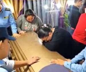 Compañeros y familiares despiden entre lágrimas a seis de los policías fallecidos en el accidente ocurrido en El Rodeo, Comayagua.