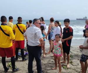 Preliminarmente se maneja que el fuerte oleaje pudo haber provocado que la lancha se diera vuelta
