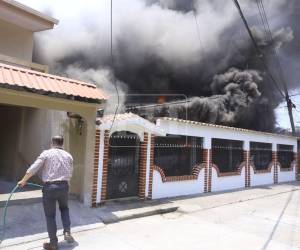 Todo lo que estaba dentro de una vivienda ubicada en la colonia Montefresco de San Pedro Sula se consumió a cenizas la mañana de este martes 19 de mayo. Aquí las imágenes del voraz incendio que dejó a una familia sin nada.