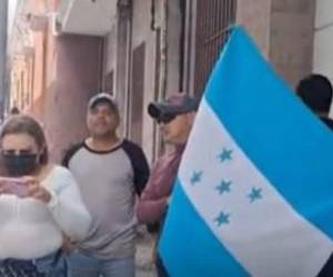 Los trabajadores se apostaron en el lugar portando banderas de Honduras y carteles con mensajes dirigidos a las autoridades, en los que reclaman el cumplimiento de sus derechos laborales.