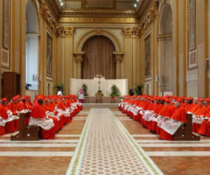 Cardinals gather before the start of the conclave at the Sistine Chapel at the Vatican 18 April 2005. Shut away from the eyes of the world, Roman Catholic cardinals opened a days-long conclave of ancient tradition and utmost secrecy to elect one of their number as their 265th pope. AFP PHOTO POOL ARTURO MARI (Photo credit should read ARTURO MARI/AFP/Getty Images) ORG XMIT: RC123