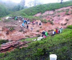 Pobladores de la aldea Cerro Verde de Belén Gualcho, Ocotepeque, realizaron labores de búsqueda de una familia que murió soterrada.