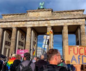 Miles de personas protestaron en Berlín contra el avance electoral de la ultraderecha en Alemania.