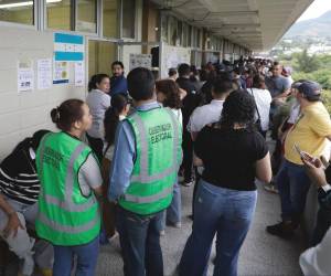 Al menos 40 mil observadores nacionales e internacionales estuvieron en los diferentes centros de votación a nivel nacional. Los observadores denunciaron que los sacaron durante el conteo de votos.