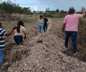 Tras años sin agua potable, habitantes del Valle de Ilamapa construyen un proyecto con fondos propios y solicitan maquinaria al gobierno para avanzar con la zanjería en partes rocosas.