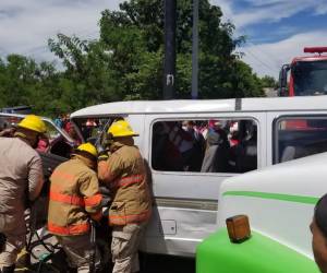 Los bomberos tuvieron que utilizar equipo expansor para poder liberar al conductor y trasladarlo a un centro asistencial.