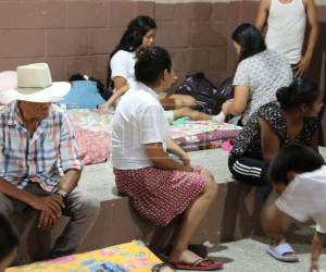 Muchas de las personas damnificadas por los deslizamientos e inundaciones en la colonia Villa Unión de Comayagüela se encuentran refugiadas en un albergue, mientras otros aun buscan rescatar los poco que les quedó. Más detalles a continuación.