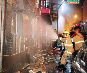 Firefighters try to put out a fire at a nightclub in Santa Maria, 550 Km from Porto Alegre, southern Brazil on January 27, 2012. The death toll climbed to 150 early Sunday as firefighters searched the charred remains of the establishment, television Globo reported. AFP PHOTO / AGENCIA RBS / BRAZIL OUT