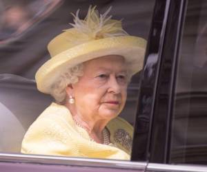 La reina Isabel II solicitaba la presencia de su dama de compañía cada vez que el príncipe Harry la llamaba por teléfono, según recoge el biógrafo real Hugo Vickers en Isabel II: Una historia personal, que se publica en el Reino Unido el próximo 8 de abril.