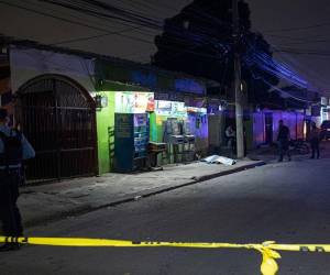 El cuerpo del joven quedó tendido sobre una acera frente a una pulpería.