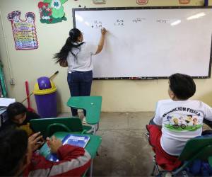 El informe sobre los factores asociados al rendimiento indica que no solo importa la presencia del docente en el aula, sino qué tan preparado está para enseñar.