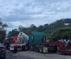 Los conductores de las rastras no lograron evitar la brutal colisión entre los dos vehículos pesados.